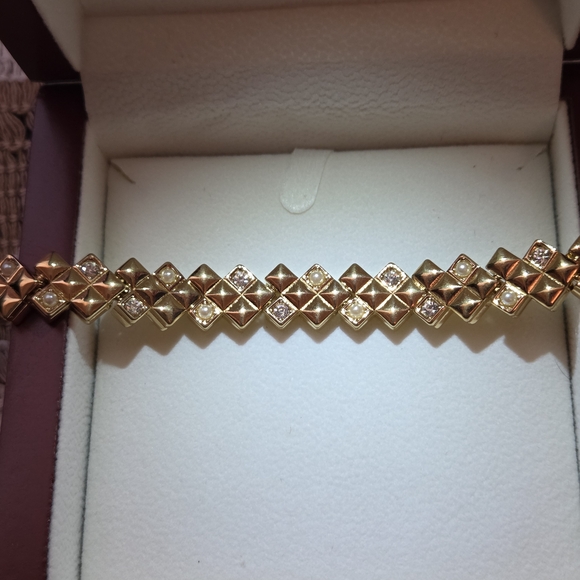 D'Orlan Elegant Gold and Crystal Bracelet - Picture 1 of 4